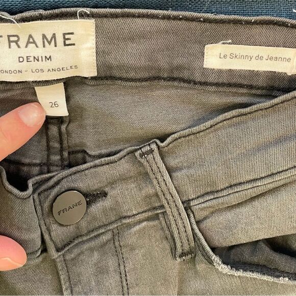 EUC Frame Le Skinny De Jeanne in colorway Gray Fray Sz. 26 - Picture 2 of 6